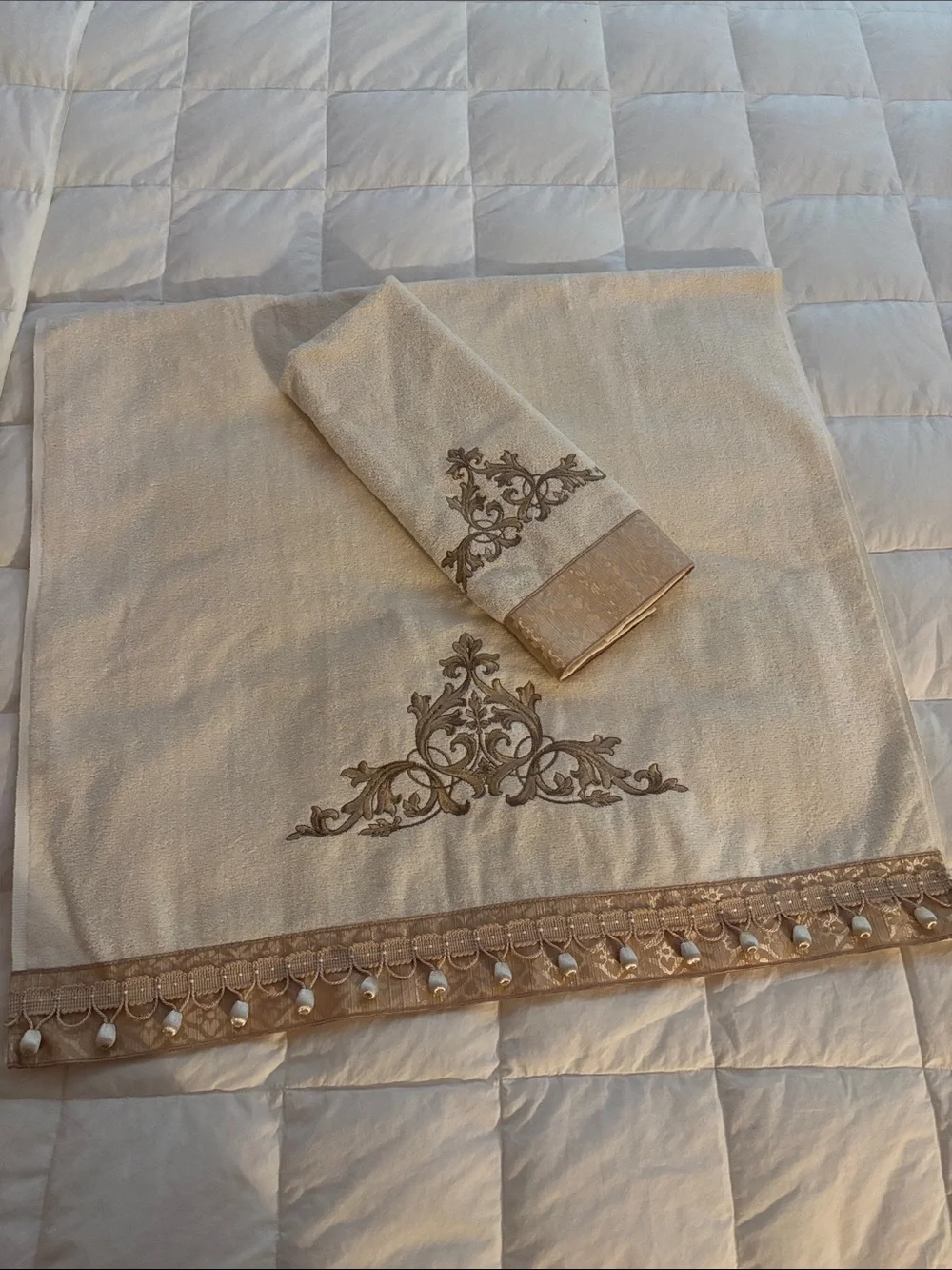 NEW Avanti Cream/Gold Bath Towel Set with Gold Embroidery